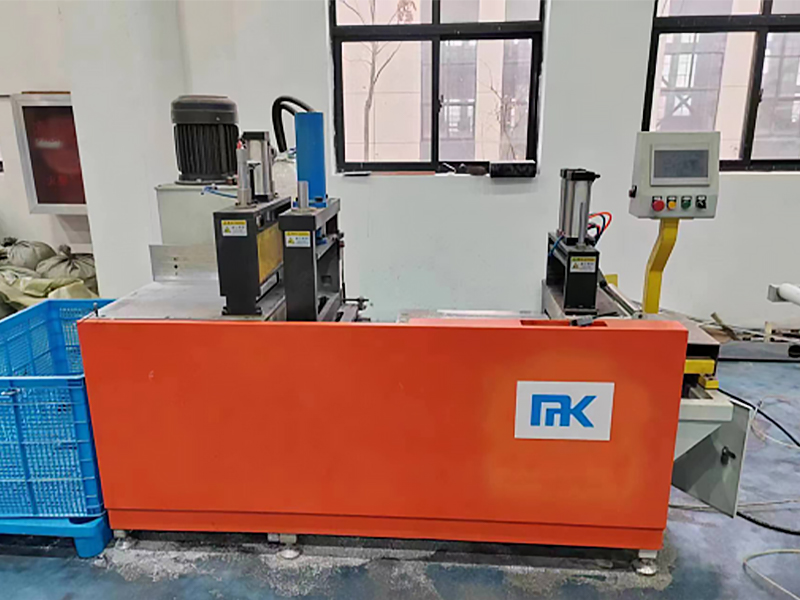 CNC -leikkuukone